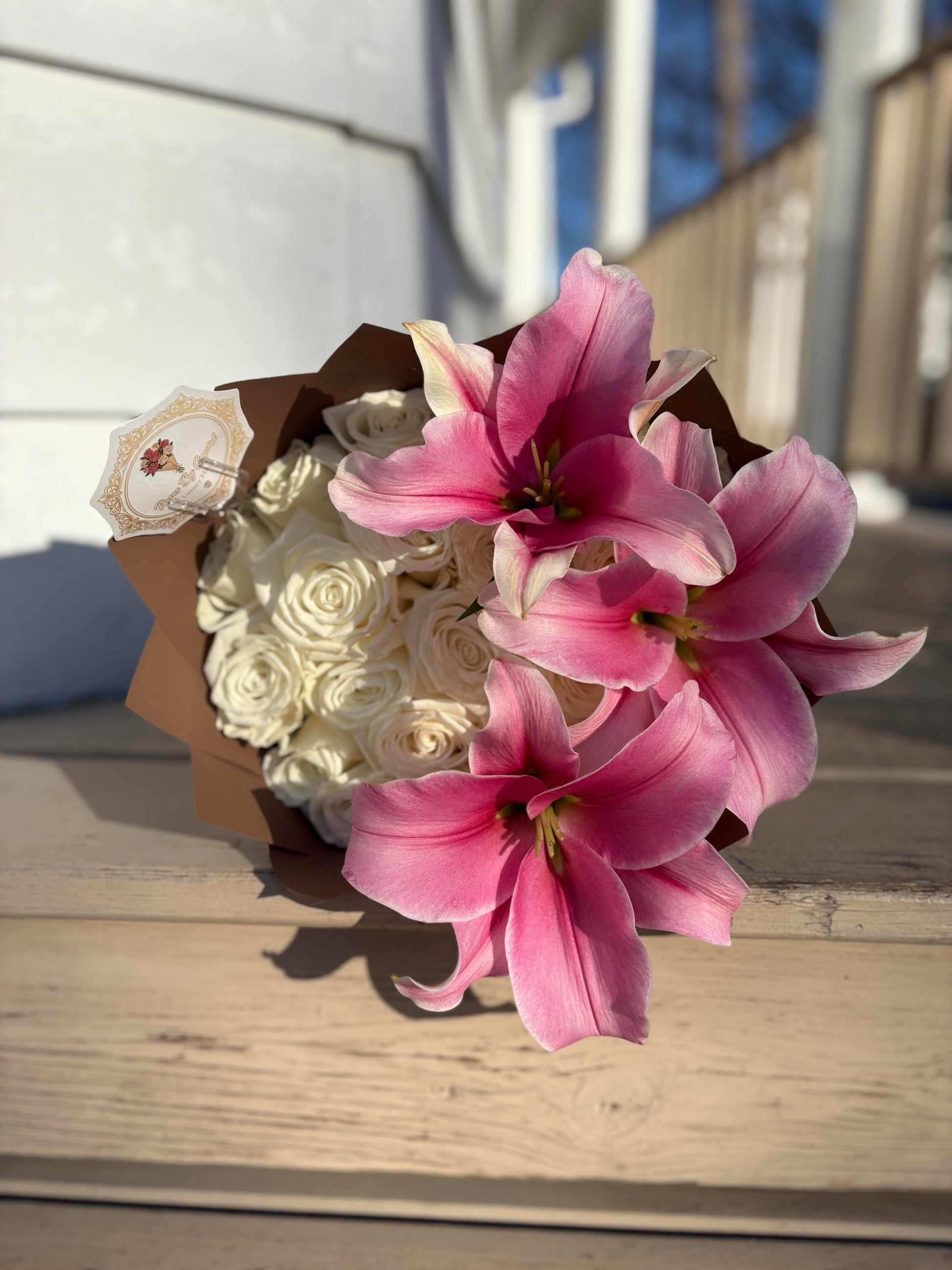 25 white roses and lilies mix – Rosas By Crystal