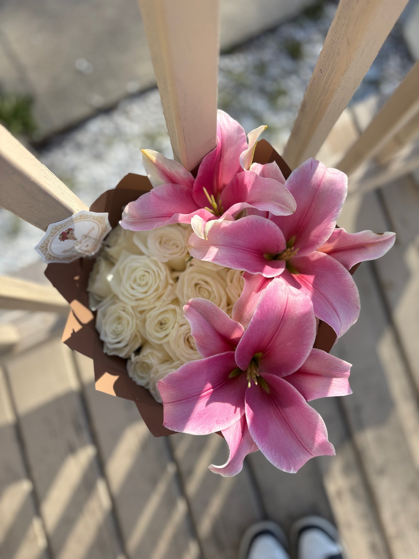 25 white roses and lilies mix – Rosas By Crystal